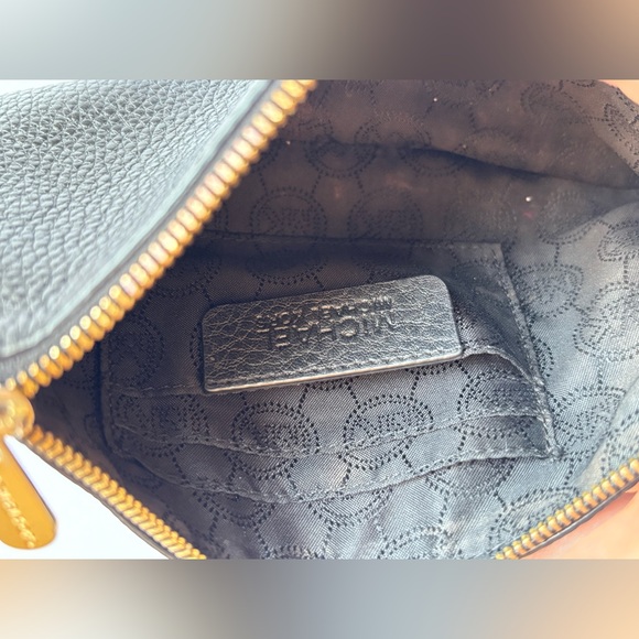 Michael Kors Pouch in Black Pebbled Leather - Picture 8 of 8